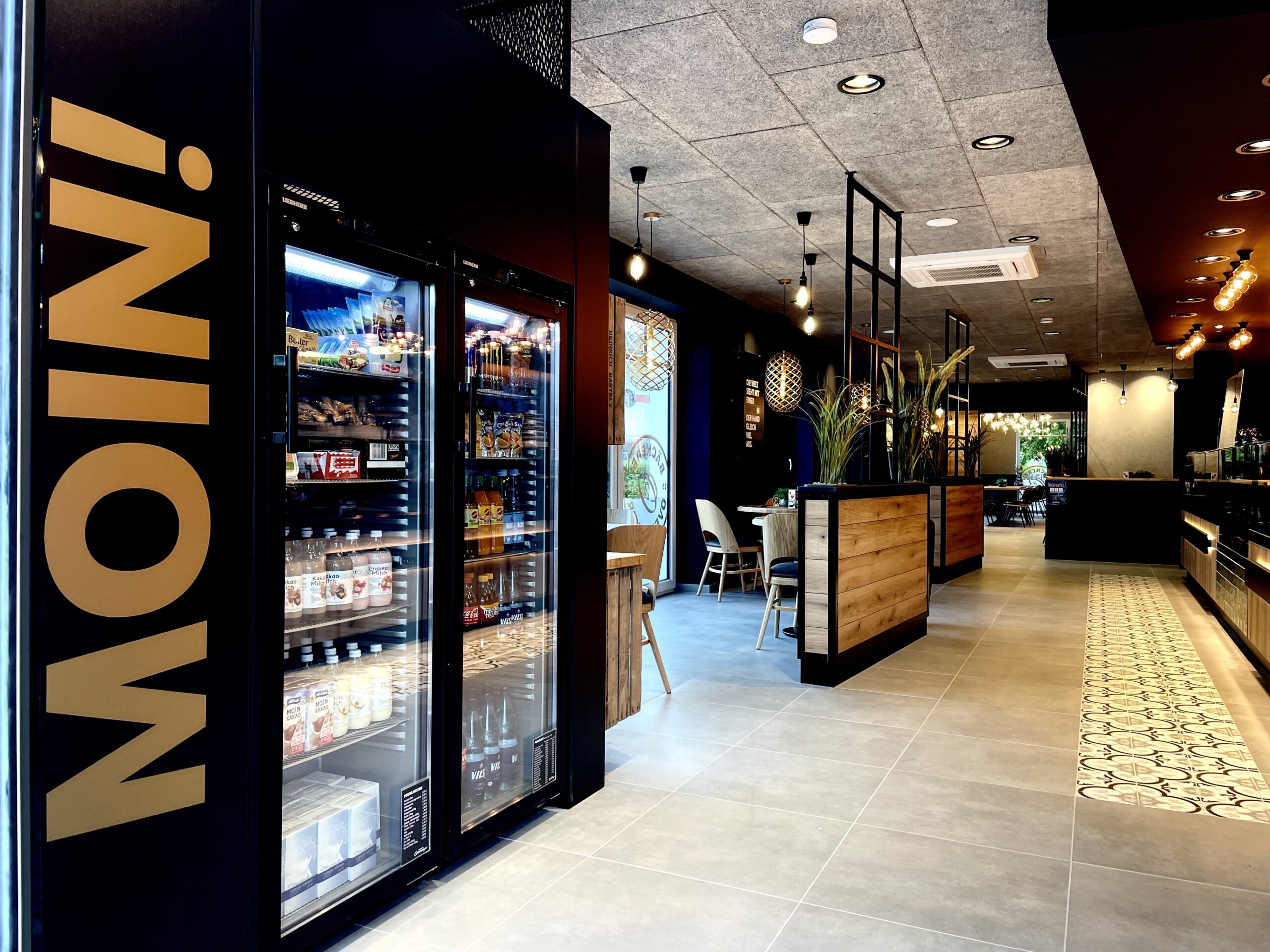 Foto des Eingangbereiches der Bäckerei-Filiale von Overmeyer in Wagenfeld. Moderner Einrichtungsstil.