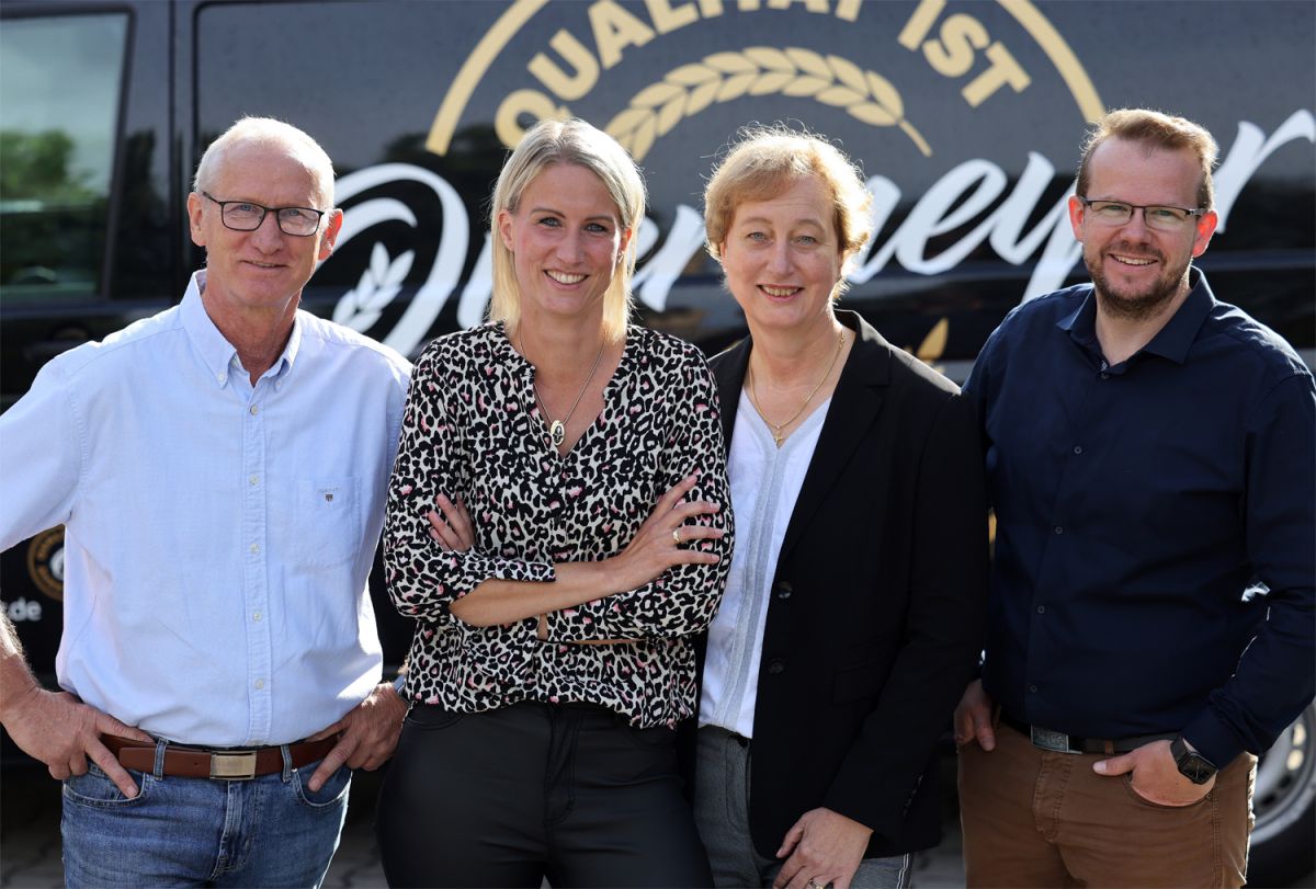 gruppenportrait der vier geschäftsführer der bäckerei overmeyer, laufend, nahaufnahme